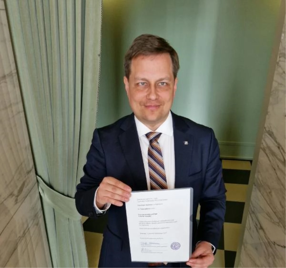 Finlandiya Ekonomi Bakanı Nazi Söylemleri İddiaları Üzerine İstifa Etti