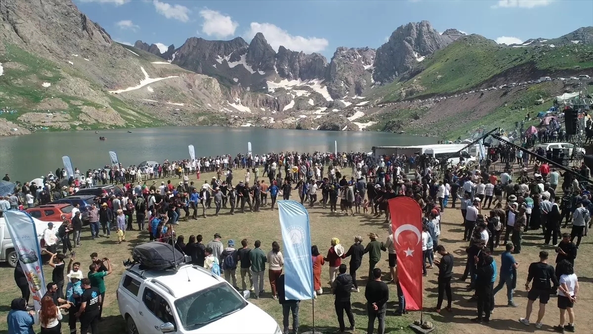 Hakkari\'de düzenlenen Cilo Fest binlerce kişinin katılımıyla başladı