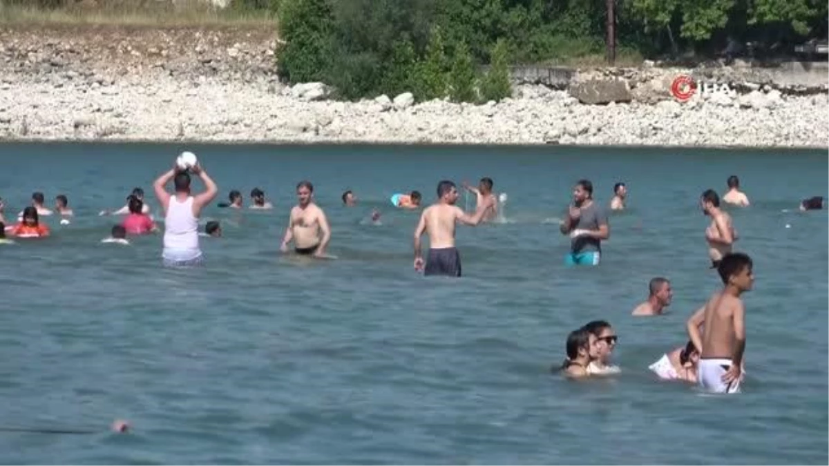 Eğirdir Gölü\'ne Akın Eden Vatandaşlar Sıcak Havada Serinledi