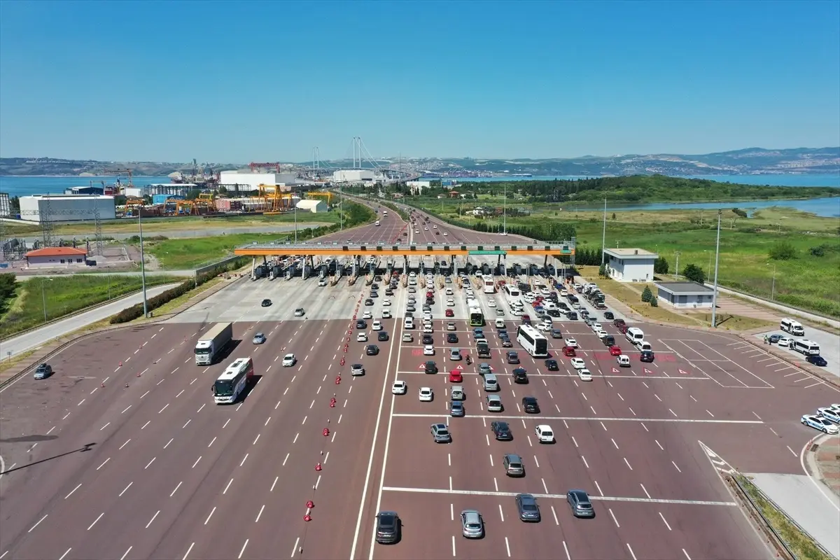 Kurban Bayramı tatili dönüşünde İstanbul-İzmir Otoyolu ve Osmangazi Köprüsü\'nde hareketlilik yaşanıyor