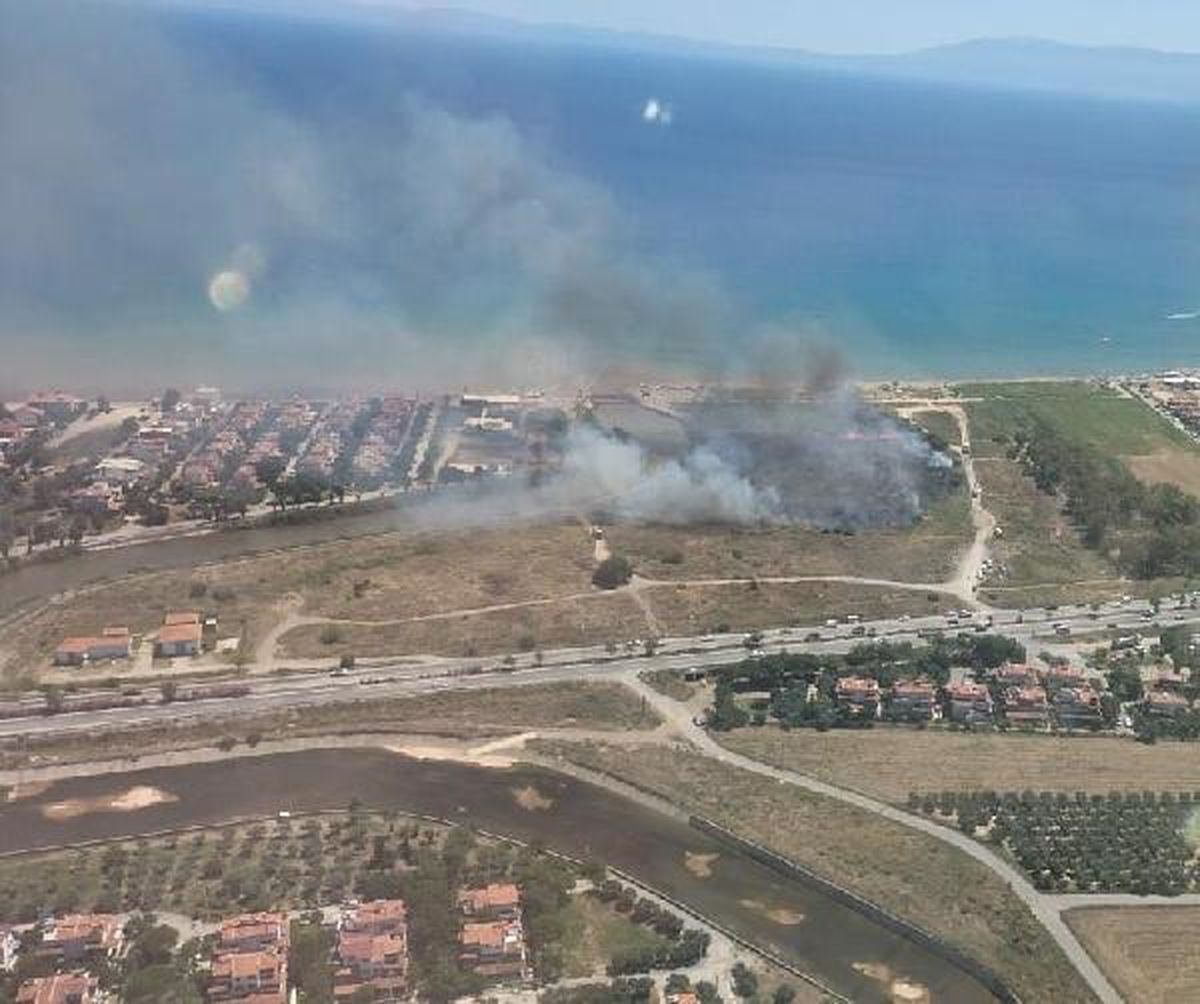 Seferihisar\'da Sazlıkta Yangın Kontrol Altına Alındı