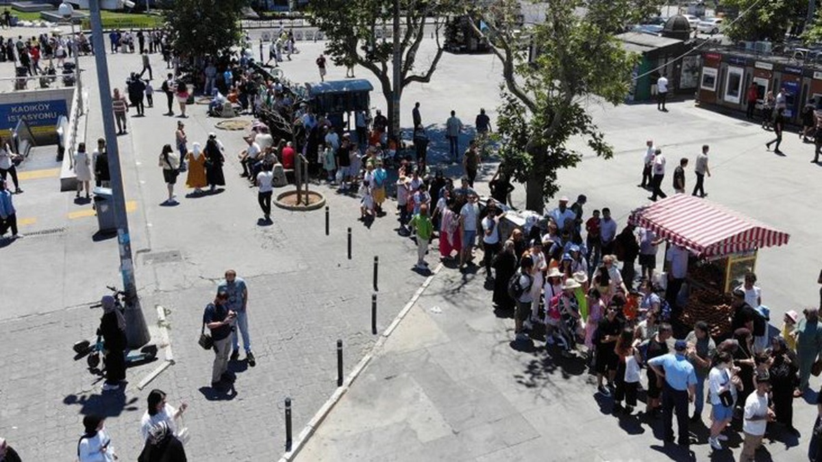 Kadıköy\'de Adalar iskelesi önünde yüzlerce metrelik kuyruk