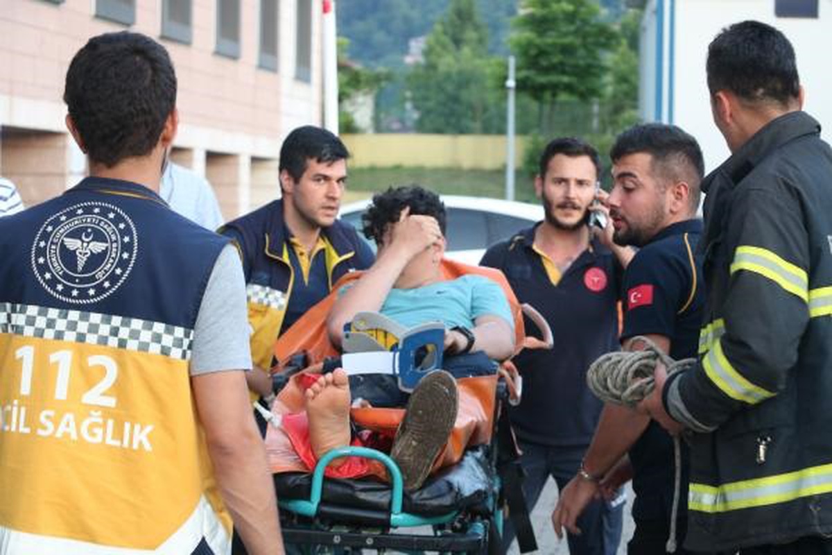 Zonguldak\'ta Yaralanan Genç, Trenle Hastaneye Götürüldü