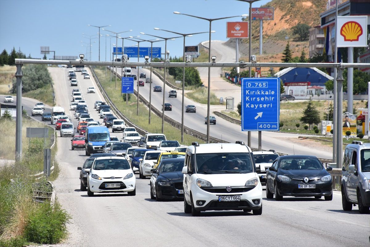 Kırıkkale\'de Kurban Bayramı dönüş yolculuğu nedeniyle trafik yoğunluğu yaşanıyor