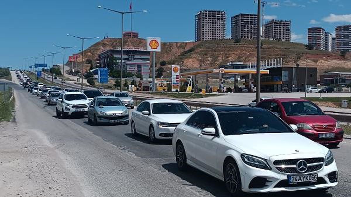 Kırıkkale\'de Kurban Bayramı dönüşü uzun araç kuyrukları oluştu