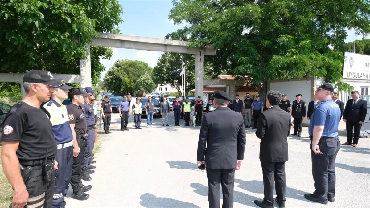 Kırklareli Valisi Birol Ekici, trafik denetiminde görevli güvenlik güçleri ile bayramlaştı