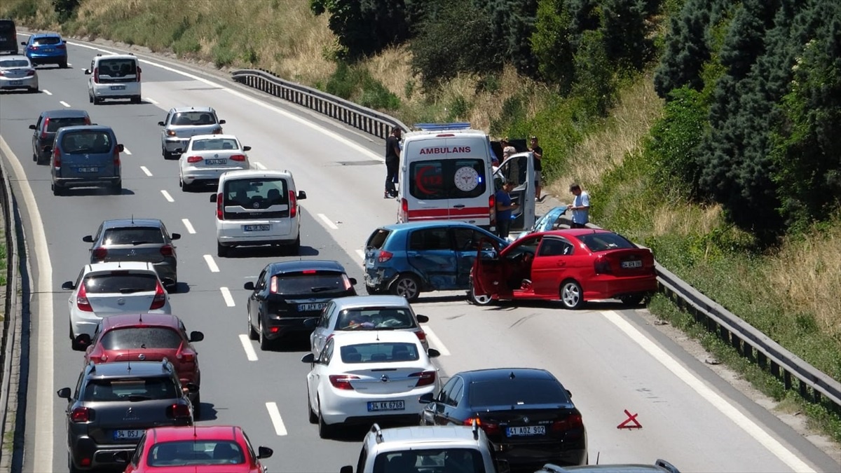 Anadolu Otoyolu\'nda kaza: 2 kişi yaralandı