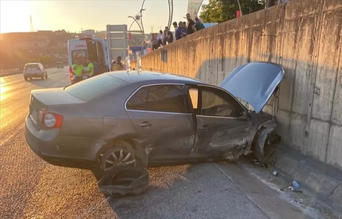 Dilovası'nda istinat duvarına çarpan otomobilin sürücüsü hastaneye kaldırıldı