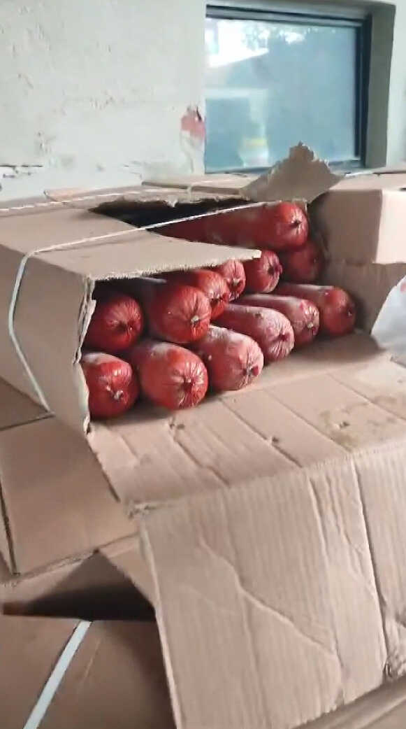 Kurbanlık hisse yerine vatandaşlara salam veren baba-oğul tutuklandı Kurbanlık hisse yerine vatandaşlara salam veren baba-oğul tutuklandı