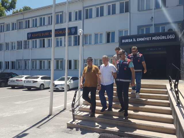Kurbanlık hisse yerine vatandaşlara salam veren baba-oğul tutuklandı Kurbanlık hisse yerine vatandaşlara salam veren baba-oğul tutuklandı