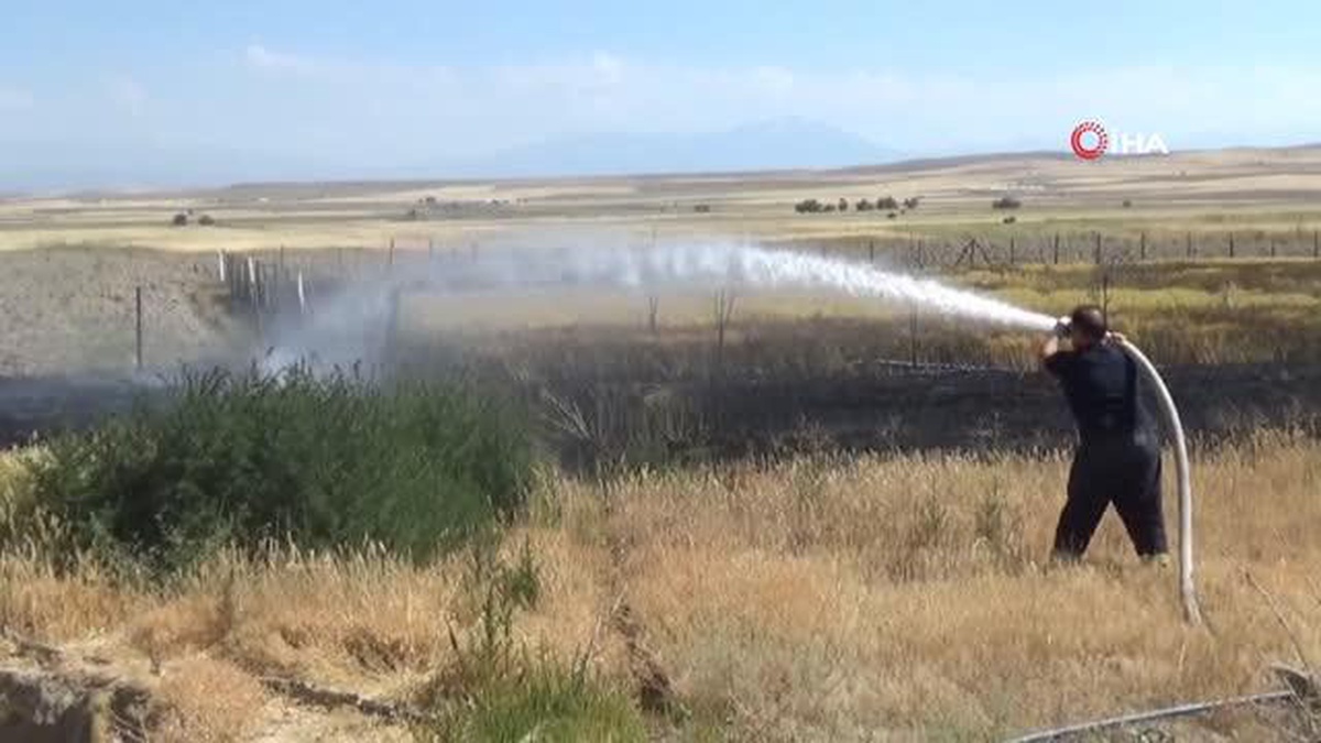 Mangal ateşi yangına neden oldu: 1 dönümlük buğday tarlası yandı