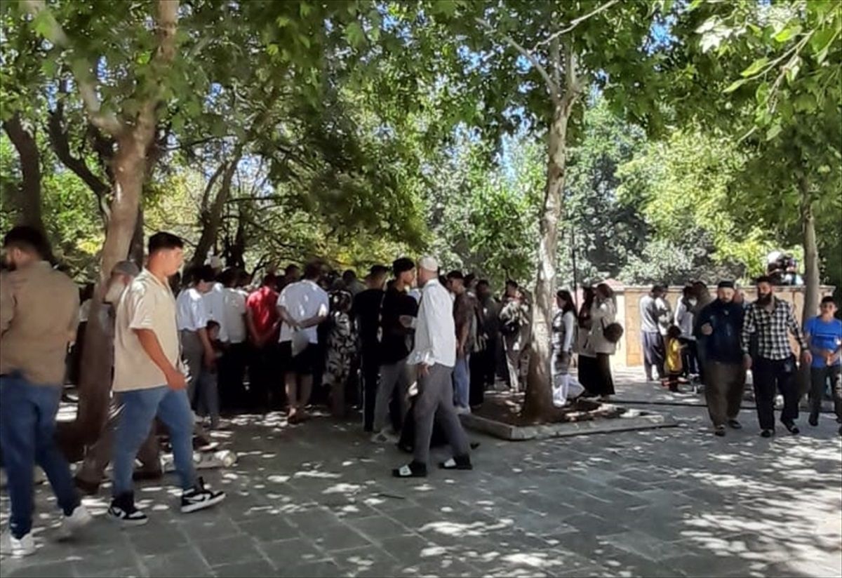 Kurban Bayramı Tatilinde Vatandaşlar Sultan Şeyhmus Türbesini Ziyaret Ediyor