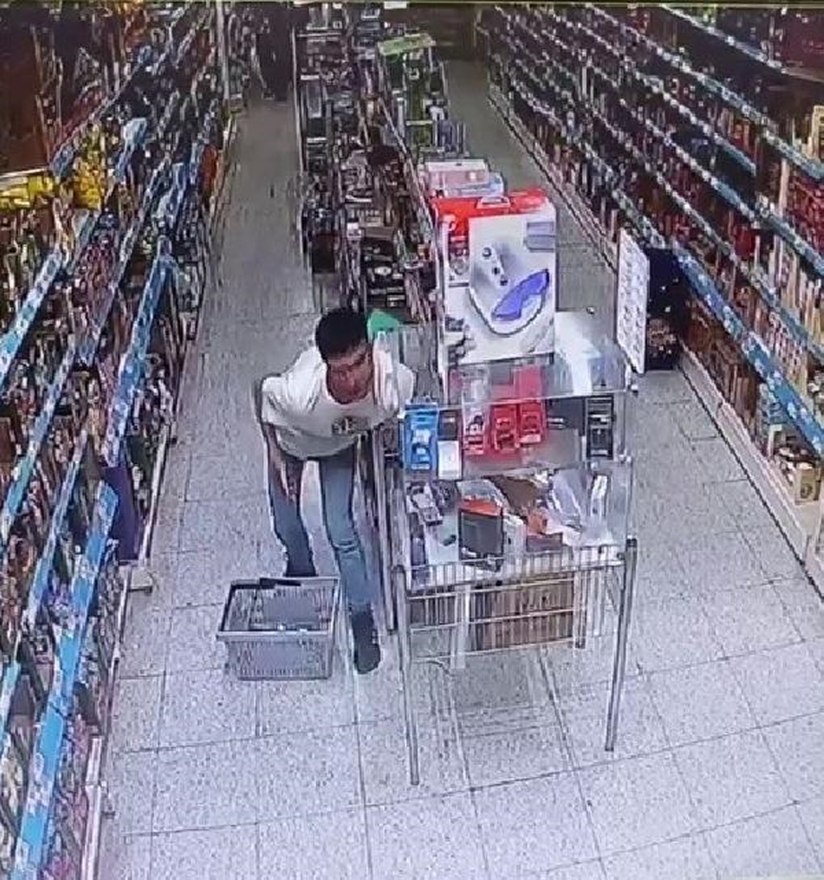 Elazığ\'da Şüpheli, Açık Unutulan Rafı Soydu