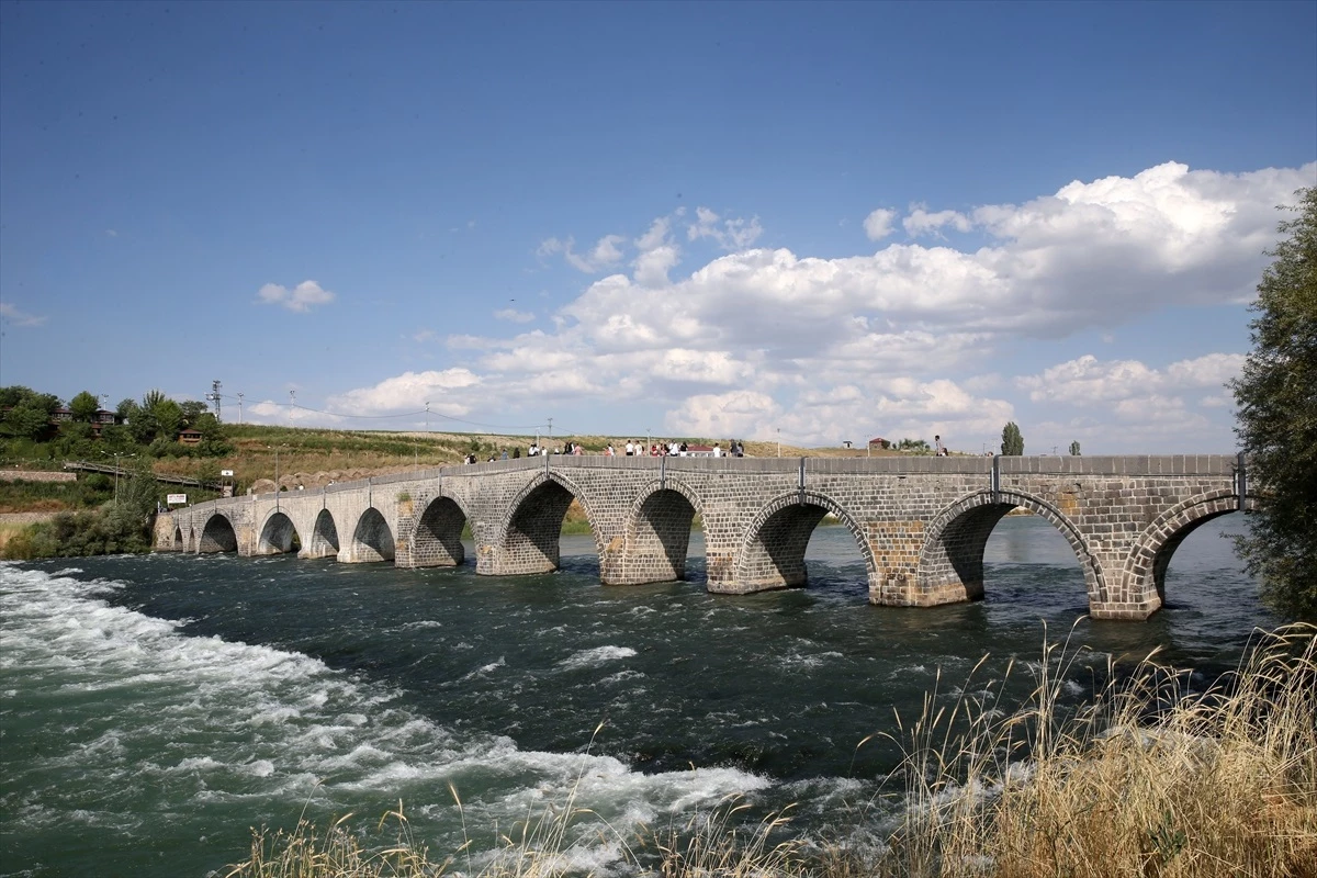 Muş\'ta Tarihi Murat Köprüsü\'nde Bayram Yoğunluğu