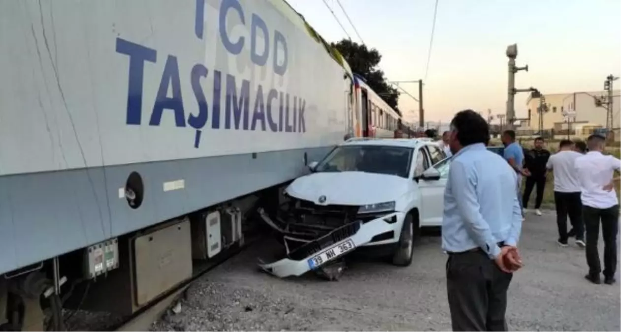 Çerkezköy\'de otomobil trenle çarpıştı, şans eseri yaralanan olmadı