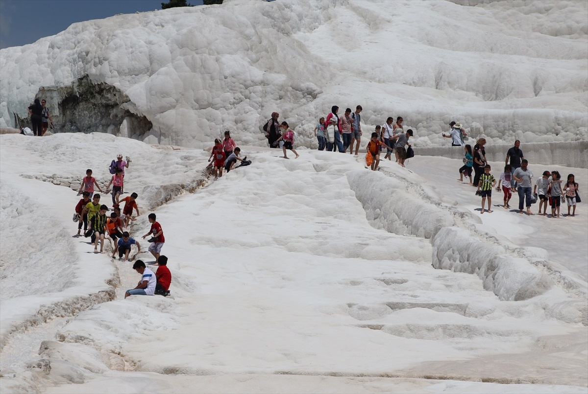 Pamukkale\'de Kurban Bayramı tatilinde ziyaretçi yoğunluğu