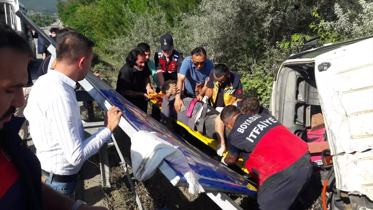 Sinop\'ta Kamyon Devrildi: 2 Kişi Yaralandı