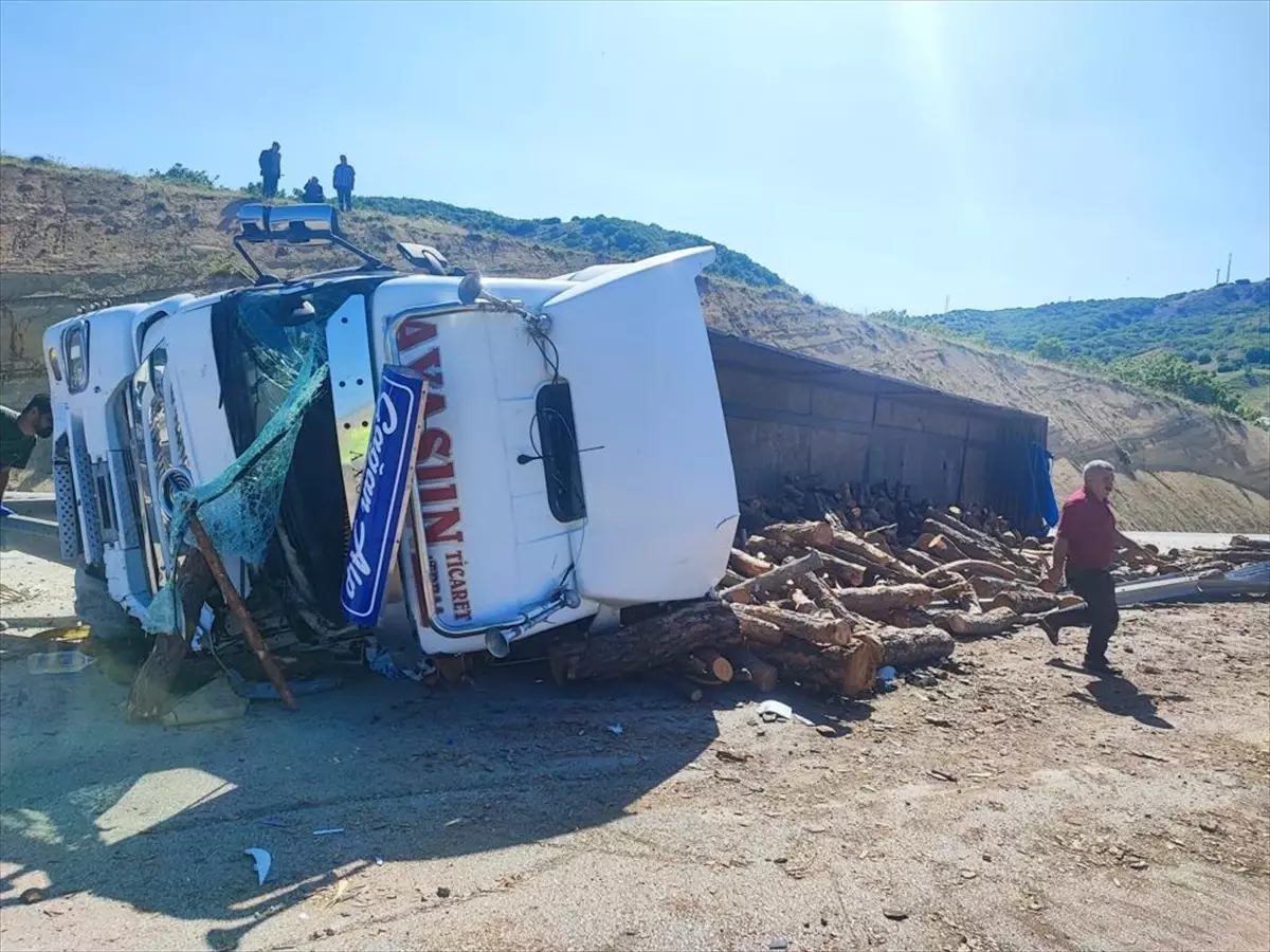 Sivas\'ta Tomruk Yüklü Tır Devrildi, Sürücü Hayatını Kaybetti