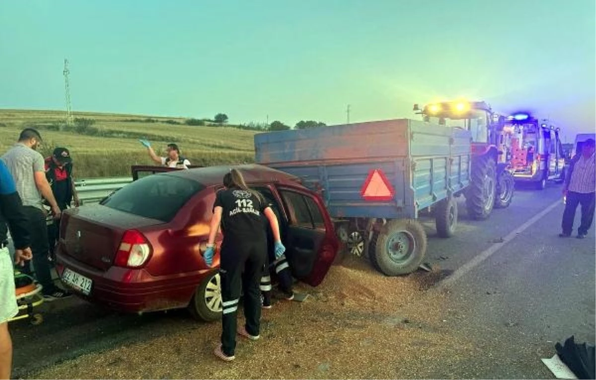 Edirne Havsa\'da Traktöre Arkadan Çarpan Otomobildeki İki Kişi Hayatını Kaybetti