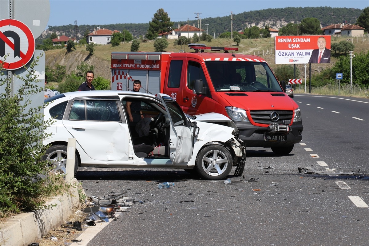 Uşak\'ta Otomobil Çarpışması: Sürücüler Yaralandı