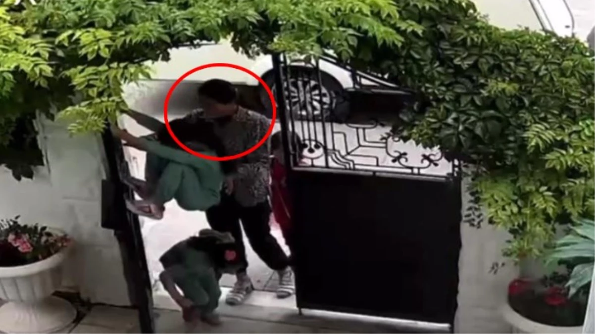 Demir kapıyı kırıp çocuklarını salıncakta sallayan hırsız kamerada