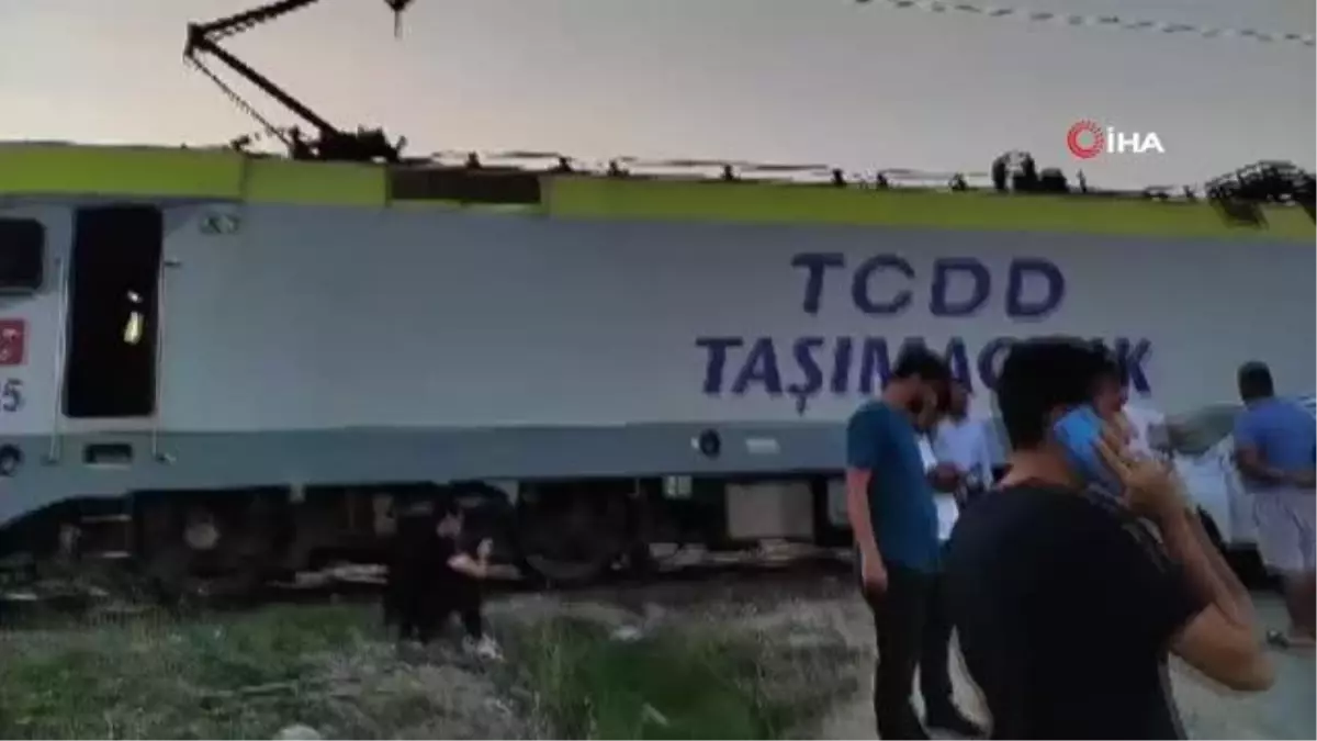 Yolcu treni otomobile çarptı: Sürücü yara almadan kurtuldu