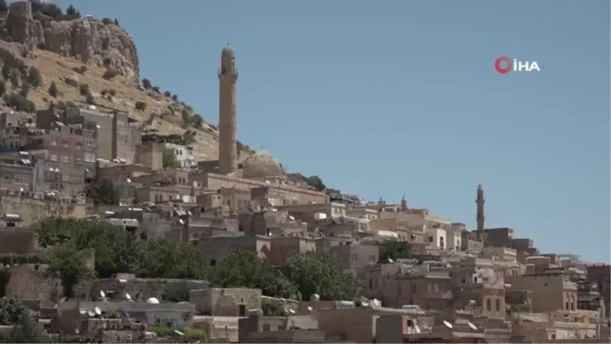 Ziyaretçi akınına uğrayan Mardin\'de kilometrelerce araç kuyruğu oluştu