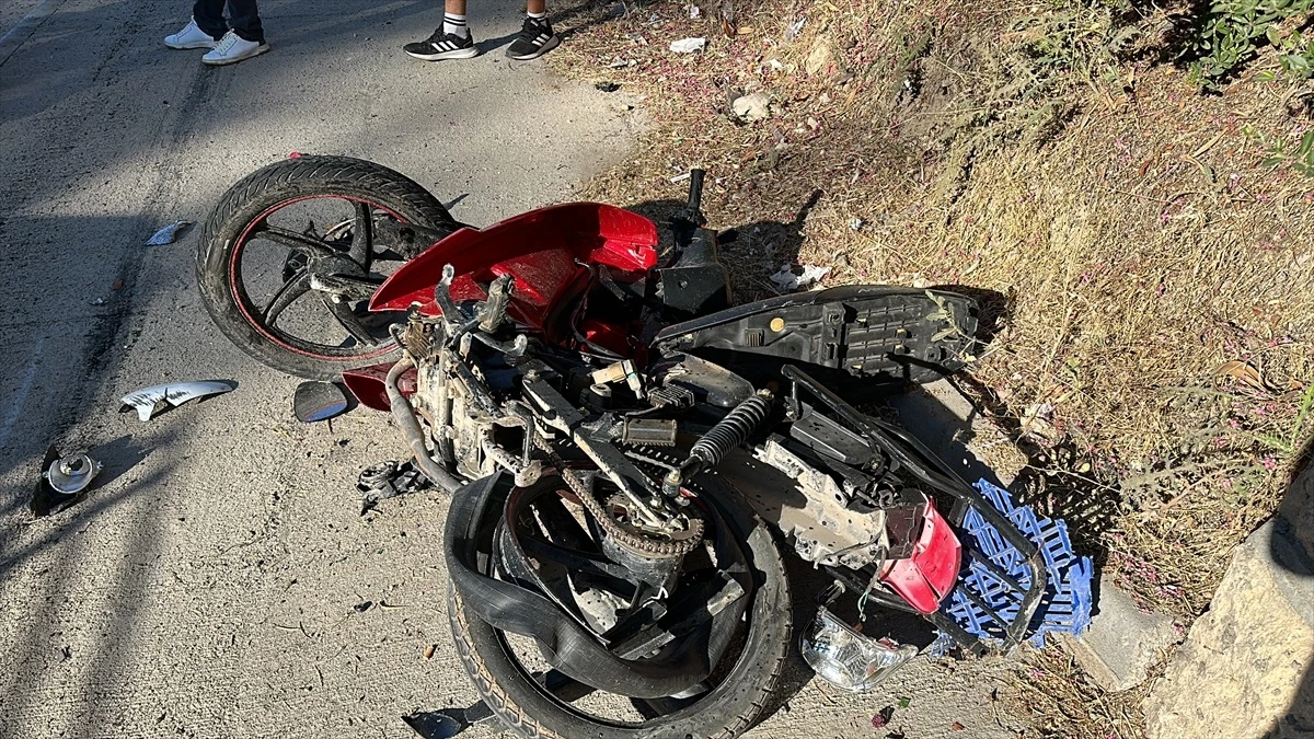 Adıyaman\'da Otomobil ve Motosiklet Çarpışması: 3 Kişi Yaralandı