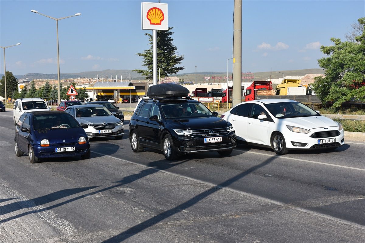 Kurban Bayramı tatilinin son gününde Afyonkarahisar\'da trafik yoğunluğu yaşanıyor