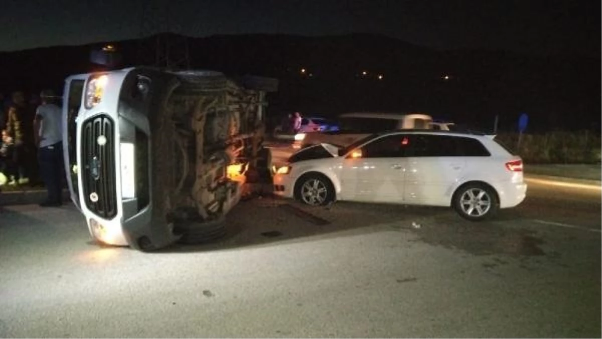 Amasya\'da minibüs ile otomobil çarpıştı: 3\'ü çocuk, 14 kişi yaralandı