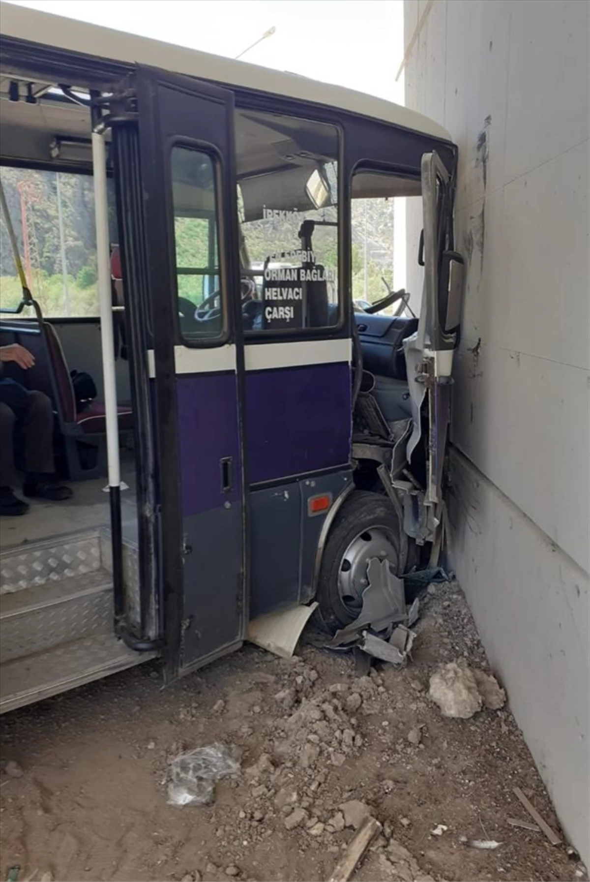 Amasya\'da otomobil ile minibüsün çarpışması sonucu 21 kişi yaralandı