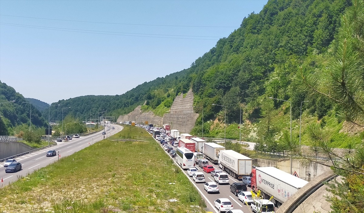 Anadolu Otoyolu Bolu kesiminde zincirleme trafik kazası: 1 yaralı