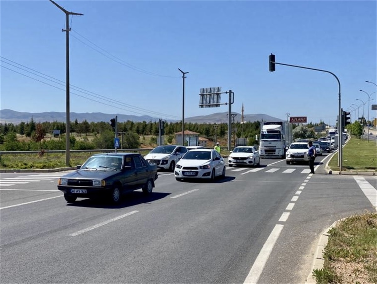 Kurban Bayramı tatilinin son gününde Kırşehir\'de trafik yoğunluğu yaşanıyor