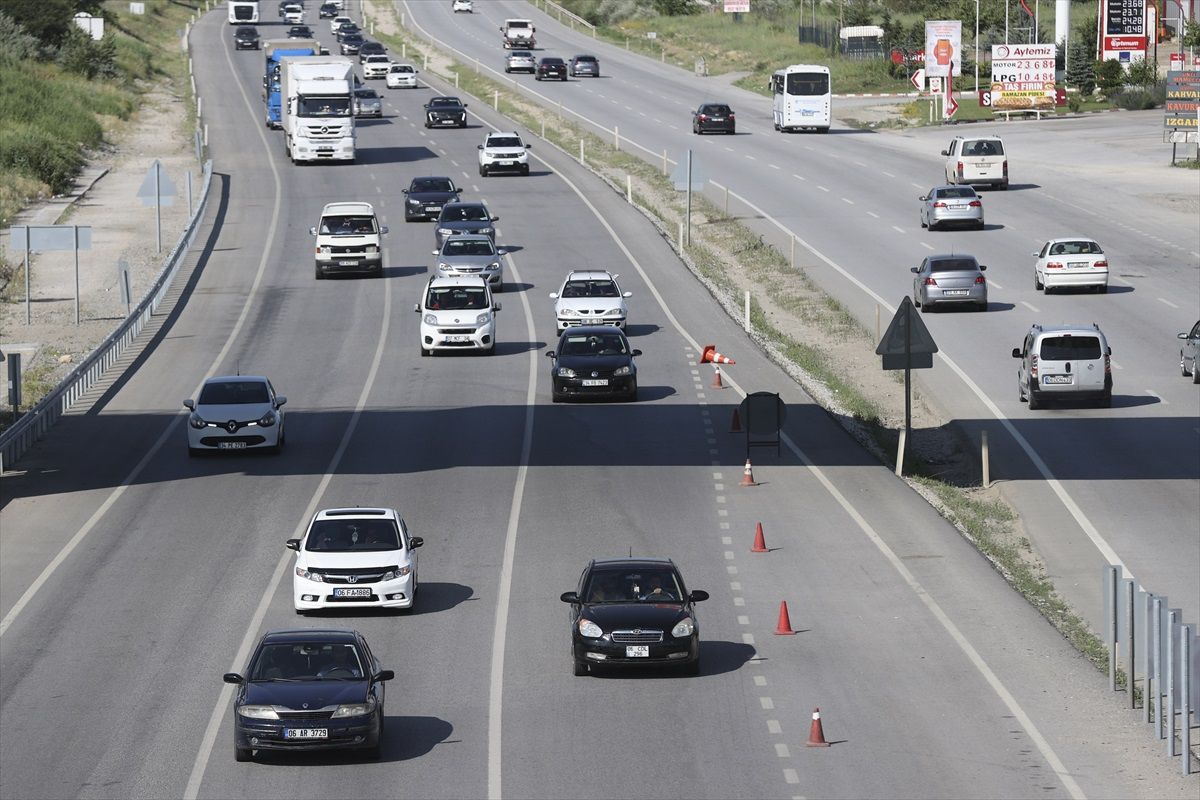 Ankara\'da Kurban Bayramı tatilinde trafik yoğunluğu devam ediyor