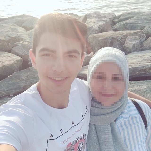 Annesinin sevgilisini, evlerine kurduğu kamera ile takip edip öldürdü Annesinin sevgilisini, evlerine kurduğu kamera ile takip edip öldürdü