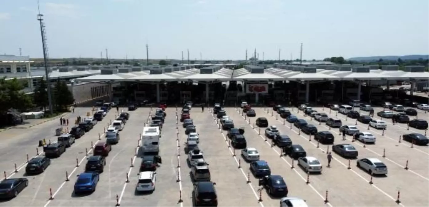 Gurbetçiler Kapıkule'den Ülkeye Giriş Yapıyor