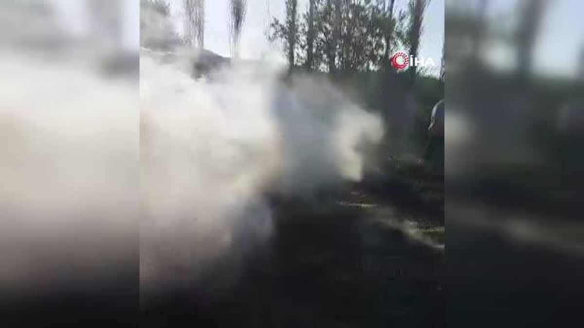 Balya makinesinden sıçrayan kıvılcım tarlayı yaktı