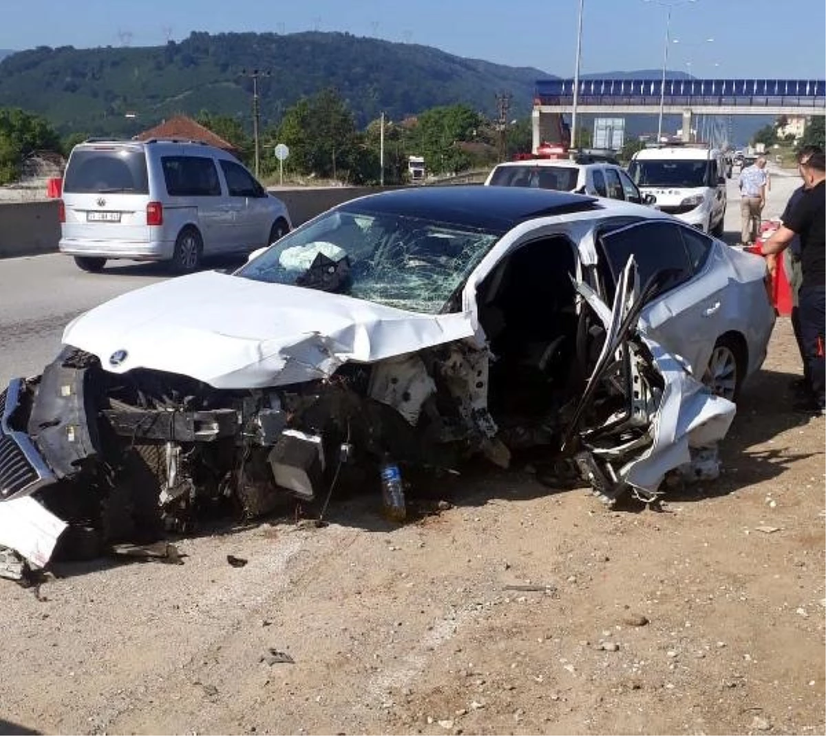 Düzce\'de Bayram Tatilinden Dönen Ailenin İçinde Bulunduğu Otomobil Kaza Yaptı: 5 Yaralı