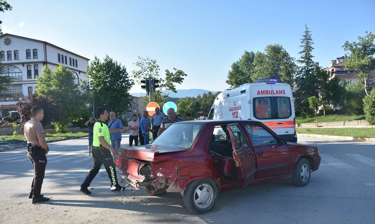 Sinop\'ta Kavşak Kazası: Bir Kişi Yaralandı