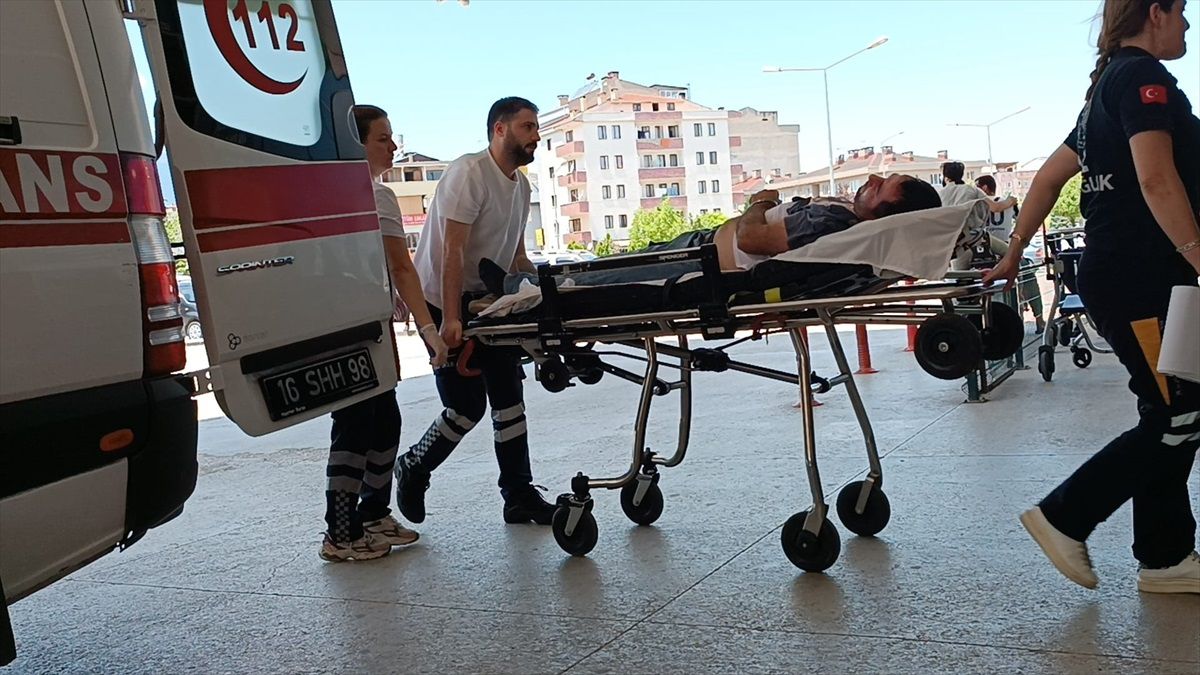 İnegöl\'de akrabalar arasında çıkan kavgada 2\'si polis 5 kişi yaralandı