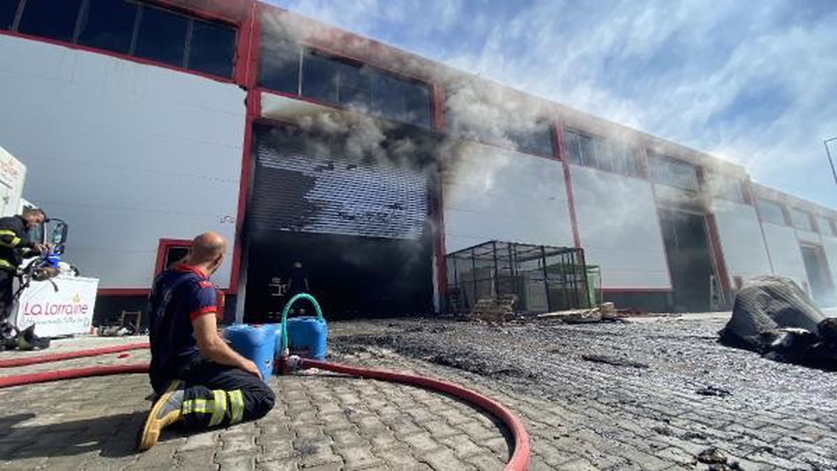 Diyarbakır\'da Soğuk Gıda İmalathanesinde Çıkan Yangın Kontrol Altına Alındı