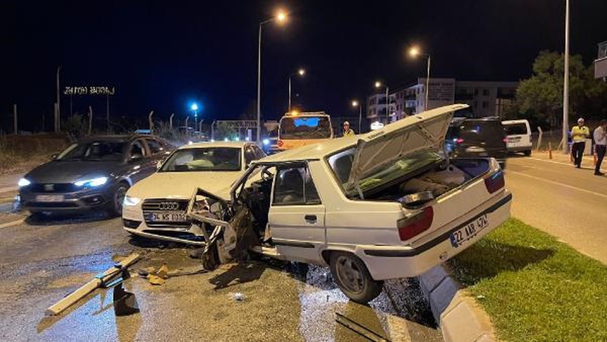 Edirne\'de Kafa Kafaya Çarpışan Otomobillerde 2 Kişi Yaralandı