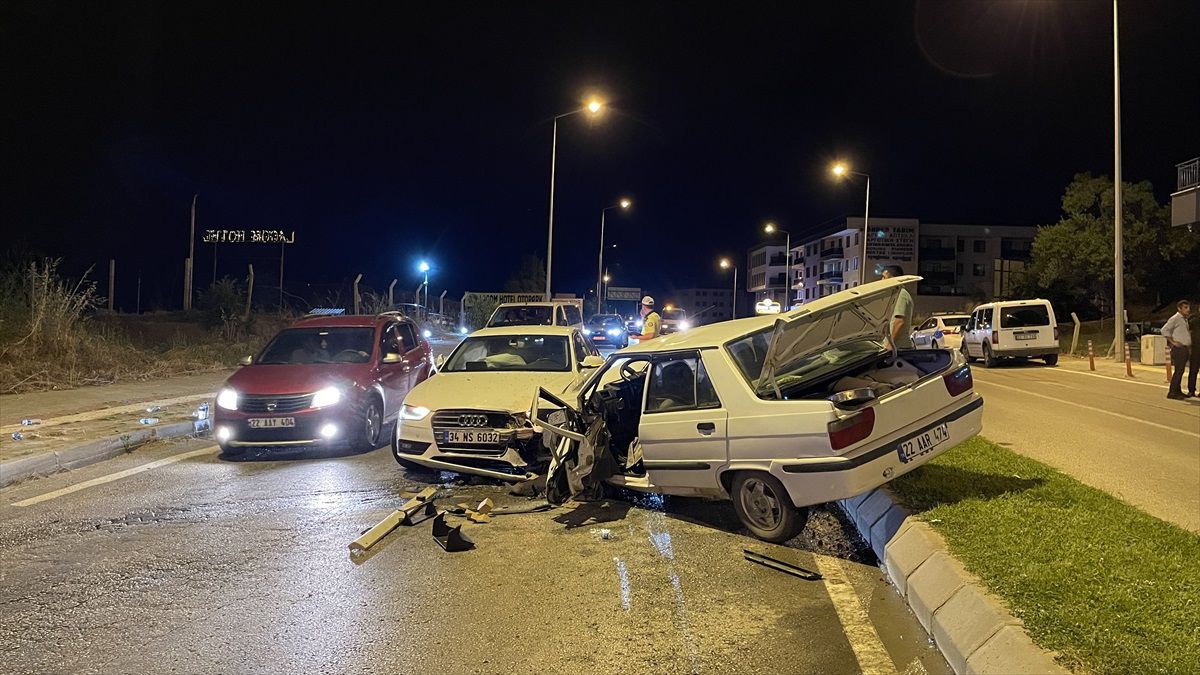 Edirne\'de İki Otomobil Çarpıştı: 2 Kişi Yaralandı