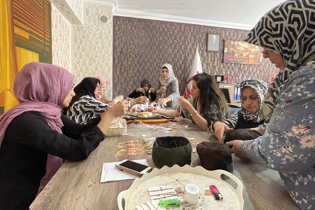 Elazığ\'da 2 Bin Ev Kadını El Sanatlarıyla Gelir Sağlıyor