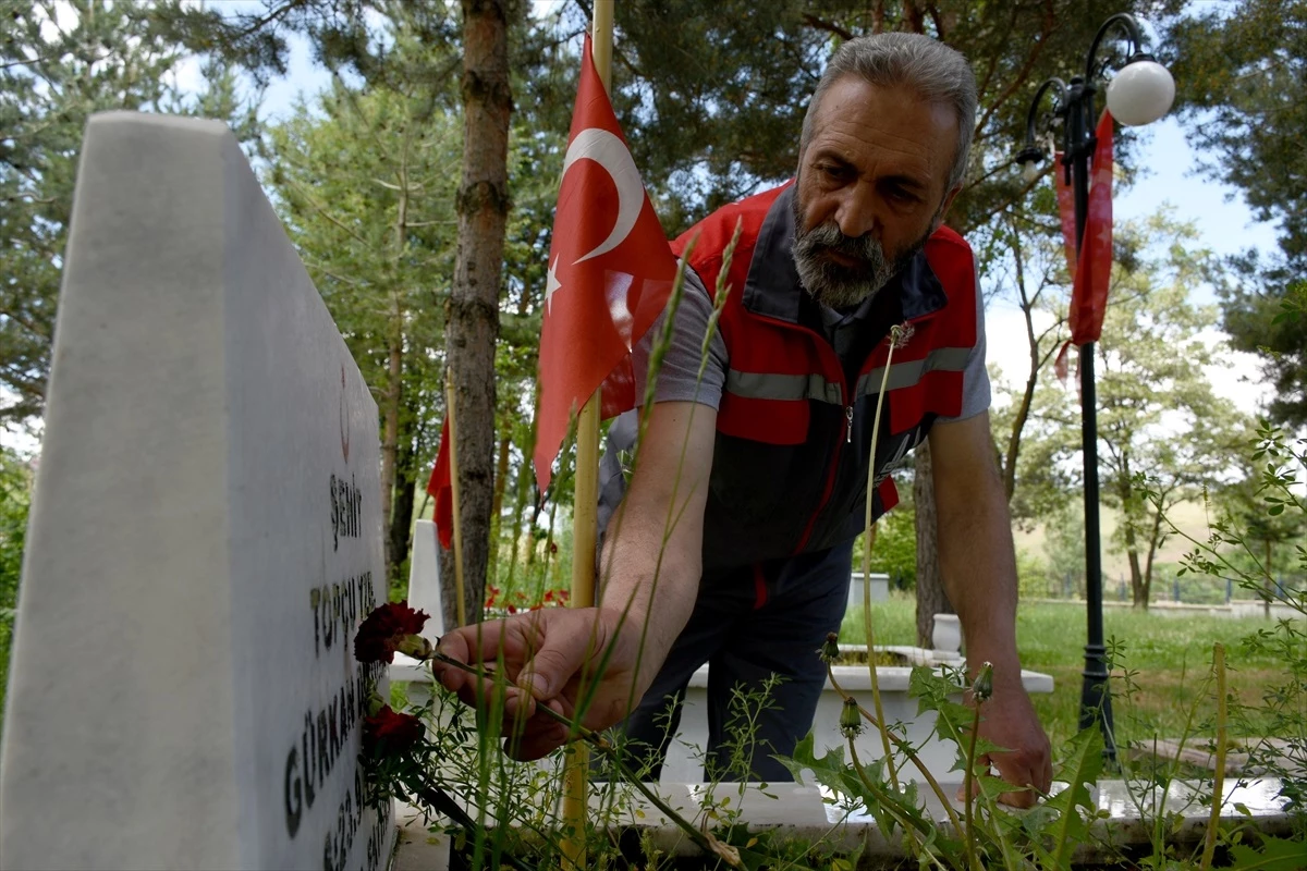 Gazi Yavuz Erzincanlı, Karskapı Şehitliği\'nde Görev Yapıyor