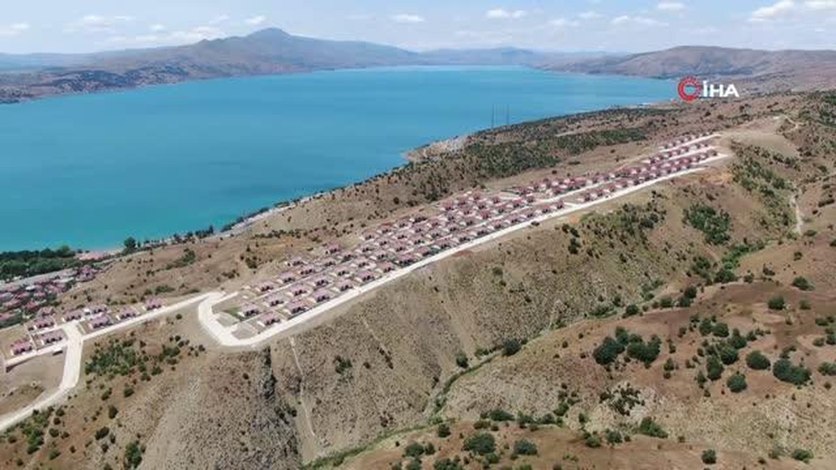 Göl manzaralı köy konutları, tatil köyünü aratmıyor
