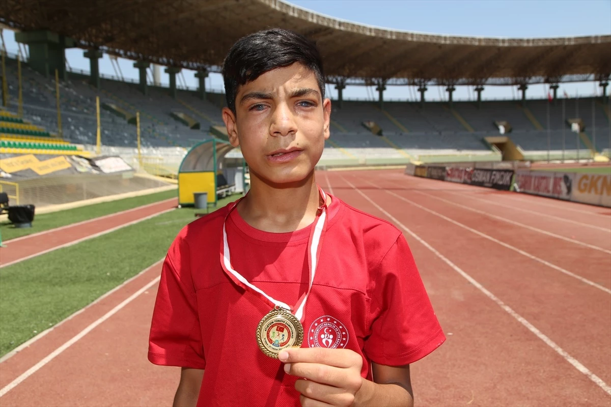 Görme Engelli Atlet Ali Aslan Türkiye Şampiyonasında Altın Madalya Kazandı
