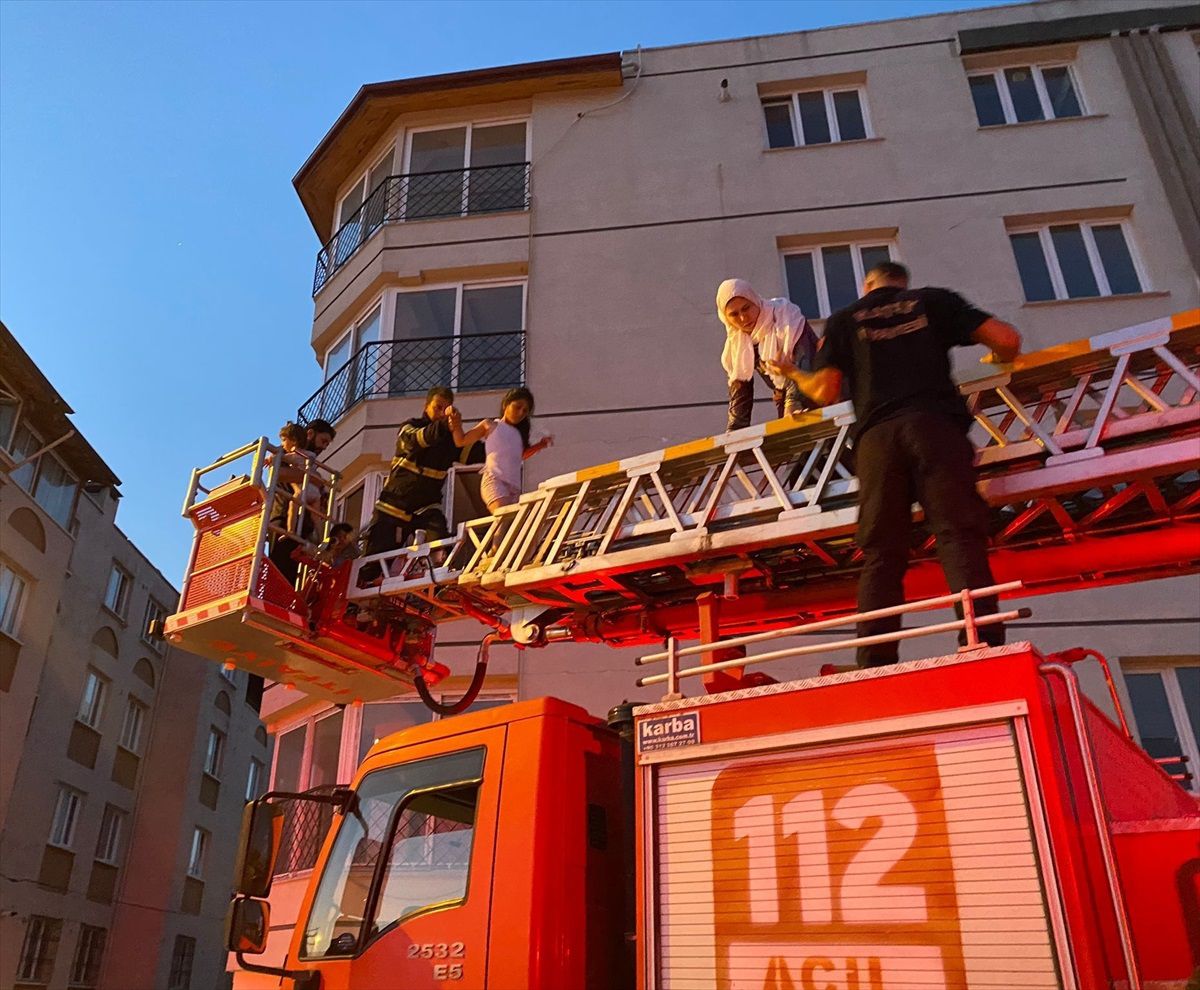Antakya\'da Mahsur Kalan 25 Kişi Yangından Kurtarıldı