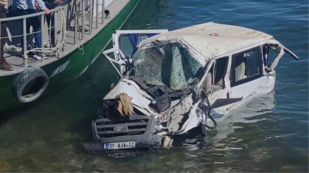 Minibüs Van Gölü\'ne uçtu: 11 yaralı