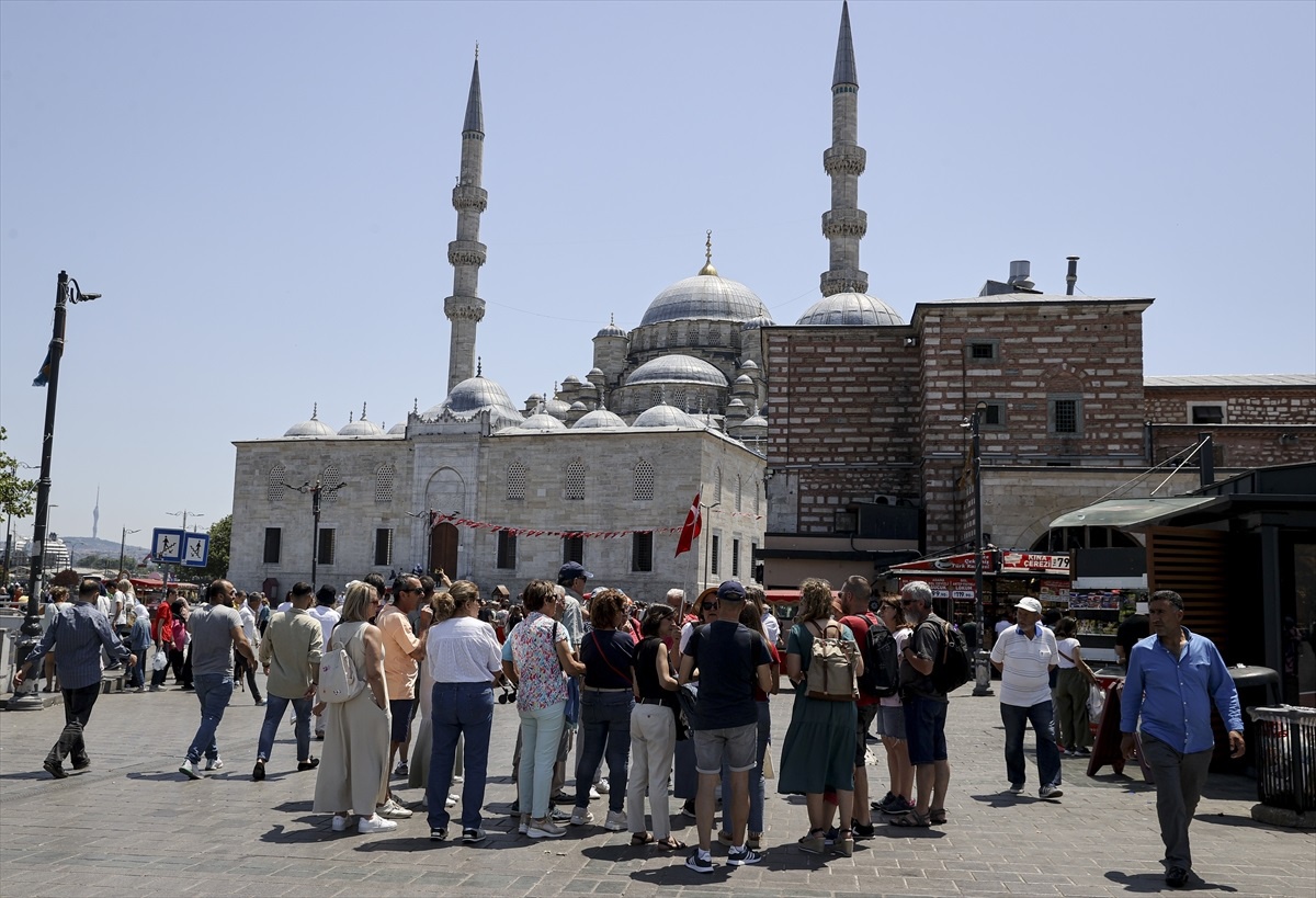 İstanbul\'un tarihi ve turistik noktalarında sakinlik yaşanıyor